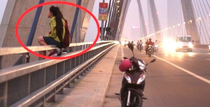 Những hành động không thể tin nổi trên cầu Nhật Tân