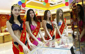 Dàn người mẫu Trung Quốc ăn mặc thoáng mát đón khách nơi công cộng