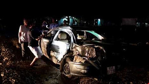 Ô tô bị tàu hoả tông nát bét, cả gia đình thương vong