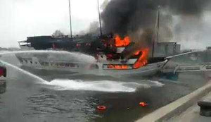 Clip: Cháy du thuyền ở Tuần Châu, du khách nháo nhào nhảy xuống biển