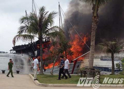 Tàu du lịch ở Tuần Châu bốc cháy, du khách nhảy xuống biển thoát thân