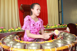 Nữ sinh có tên lạ đam mê nhạc cụ truyền thống