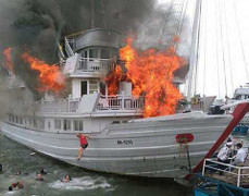 Tàu du lịch bùng cháy dữ dội ở Tuần Châu: Quảng Ninh họp báo khẩn