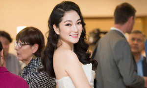 Hoa hậu Nguyễn Thị Huyền diện đầm cúp ngực, khoe vai trần nuột nà