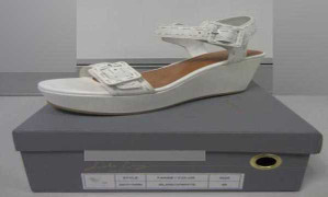 Hàng loạt dép sandal chứa hóa chất cực độc có thể gây lở loét