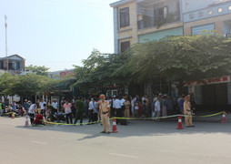 Đi bộ qua đường, bà lão bị xe máy tông chết thảm