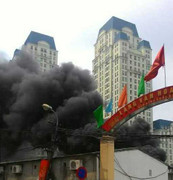 Cột khói cáo ngút trời ở gần Ủy ban phường Mễ Trì