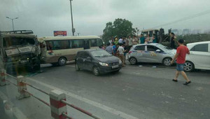 Cầu Thanh Trì tắc cứng vì 6 ô tô đâm liên hoàn