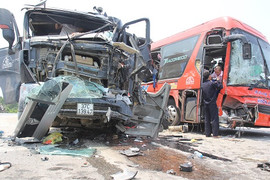 Xe tải và xe khách tông kinh hoàng tại ngã tư, 6 người nhập viện