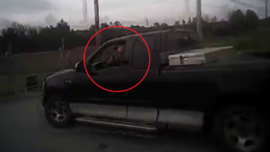 Clip: Bị hỏi thăm, tài xế rút súng bắn hơn 10 phát đạn vào cảnh sát