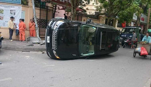 Range Rover đâm cột điện rồi lật giữa phố Hà Nội