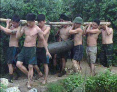 Phát hiện 4 quả bom nặng gần 1 tấn dưới ao nhà dân