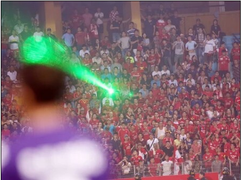 Nghi vấn CĐV Hải Phòng chiếu đèn laser uy hiếp đối thủ