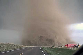 Video: Cận cảnh lốc xoáy siêu khổng lồ càn quét đường phố Mỹ