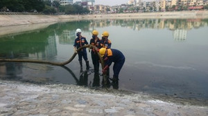 Nín thở, bịt mũi sống giữa đất 'vàng': Thấy gì dưới hồ Ngọc Khánh?