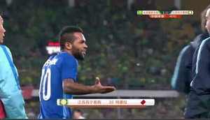 VIDEO: Sao Brazil nhận thẻ đỏ oan ức ở giải Trung Quốc