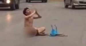 Người đàn ông khỏa thân 'cầu mưa' giữa đường Hà Nội