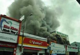 Cháy garage sửa chữa ô tô, khói đen cuồn cuộn bao trùm khu dân cư