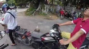 Bức xúc clip gã đàn ông quát tháo, húc đuôi xe người phụ nữ dừng đèn đỏ