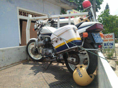 Bị truy đuổi, xe khách chèn xe đặc chủng của CSGT xuống ruộng