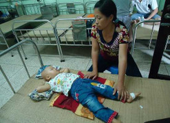 Xót thương bé gái 2 tuổi phải giành giật sự sống với khối u quái ác