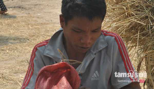 Chàng trai nghèo có vợ sau khi bị “kiện” vì nhìn trộm con gái tắm suối