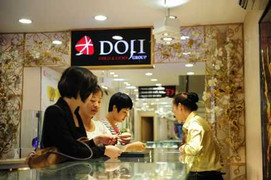 Giá vàng phục hồi sau phiên rơi tự do