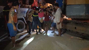 Xe chở công nhân bị lật, 19 người thương vong