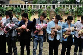 Hàng trăm đàn ông thay vợ 'cho con bú'