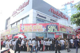 Nghẹt thở xếp hàng chờ khai trương siêu thị điện máy