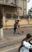 CSGT Hà Nội khống chế thanh niên đầu trần, vượt đèn đỏ, chửi cảnh sát