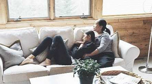 Tăng Thanh Hà bình yên trong vòng tay mẹ