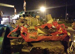 Dầm thép đè bẹp cabin xe đầu kéo, phụ xe mắc kẹt kêu cứu