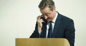 Không để ý micro, Thủ tướng Anh chê khách mời tham nhũng