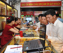 Tăng mạnh, giá vàng trong nước rút ngắn khoảng cách chênh lệch với vàng thế giới