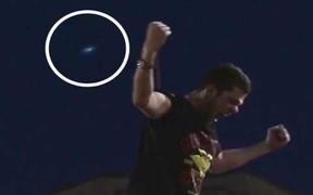 Xôn xao UFO bay lơ lửng chúc mừng Leicester City vô địch ngoại hạng Anh