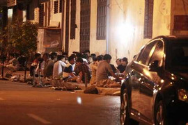 Ăn uống, hò hét thâu đêm trên vỉa hè Thủ đô, chủ quán chửi bới cả chính quyền