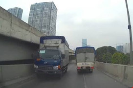 Phẫn nộ xe tải 19C 024-69 phóng ngược chiều vun vút trên đường vành đai 3