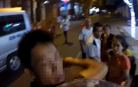 Tông bé gái bất ngờ lao ra đường, lái xe bị 2 người vây đánh