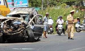 Xe tải tông nát đầu xe công an, 2 người bị thương nặng