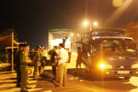 Côn đồ chặn xe tưới xăng dọa đốt, dùng súng bắn nát kính trong đêm