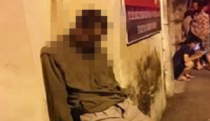 Người đàn ông chết trong tư thế ngồi dựa vào tường