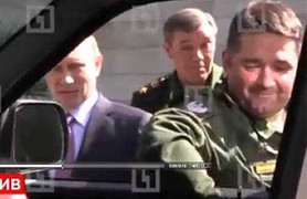 Tổng thống Putin phì cười khi một đại tướng luống cuống mở cửa xe cho mình