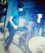 Xông vào nhà đâm chủ tiệm vàng tới tấp rồi lẩn trốn