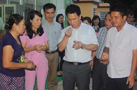 Chủ tịch tỉnh trẻ nhất nước ăn cá cùng tiểu thương Hà Tĩnh