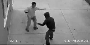 Clip: Giữa đường gặp cướp, sợ đến mức tè ra quần