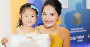 Hoa hậu Hương Giang ‘bế’ bụng bầu cùng con gái đi sự kiện