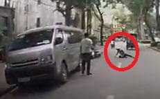 Clip: Mở cửa ôtô bất cẩn, xe máy 'đo đường'