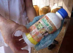 Nghĩ do mình mà cháu ngoại chết oan ức, ông uống thuốc diệt cỏ tự tử