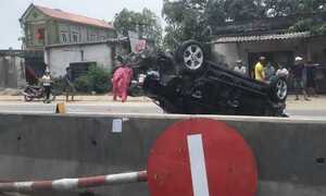 Ô tô chạy như bay rồi... lật ngửa trên quốc lộ 1A